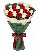 Букет Микс из красных и белых роз в Володарске