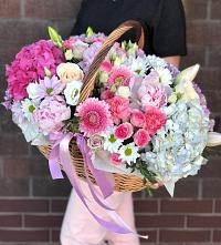 Цветочная композиция из Розы, Хризантемы, Пионы и Лизиантусы в корзине в Володарске