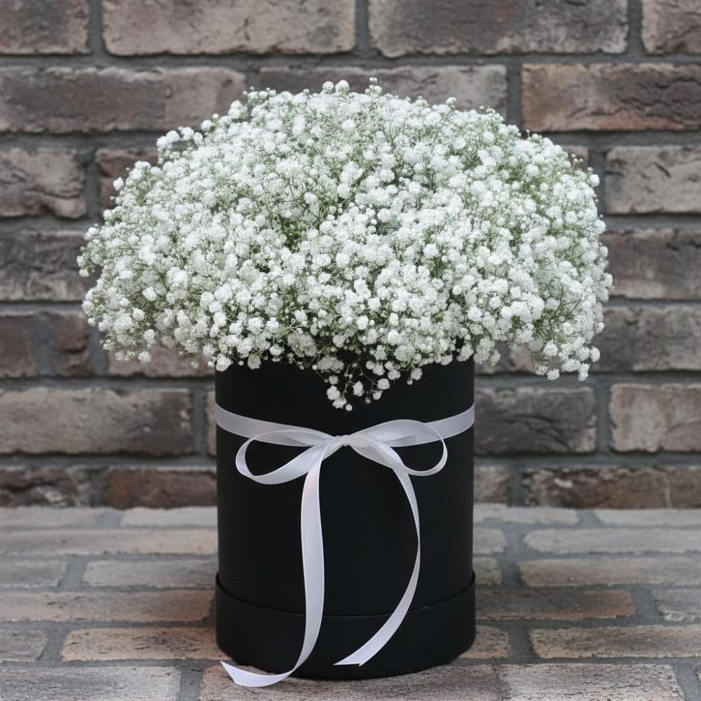 Цветочная композиция из Гипсофила в шляпной коробке в Володарске
