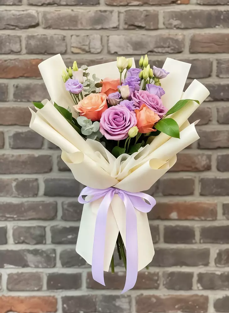 Букет цветов из: Лизиантусы и Розы в Володарске