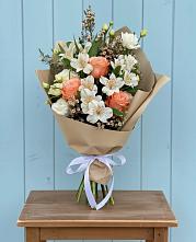 Букет цветов из:  Альстромерии, Лизиантусы, Розы и Хризантемы в Володарске