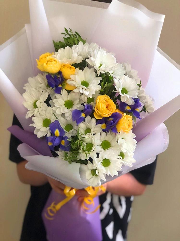 Букет цветов из: Ирисы, Хризантемы и Розы в Володарске