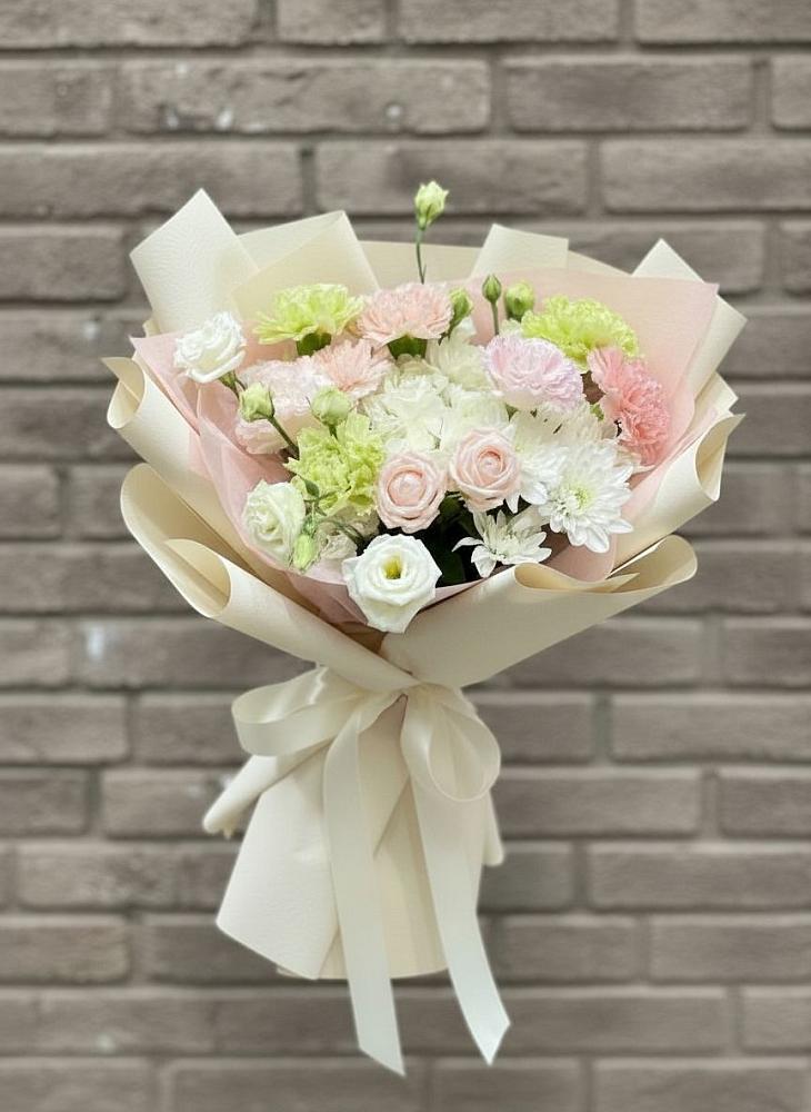 Букет цветов из: Гвоздики, Розы, Лизиантусы и Хризантемы в Володарске