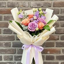 Букет цветов из:  Лизиантусы и Розы в Володарске