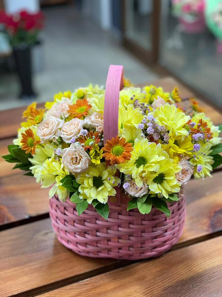 Цветочная композиция из Хризантемы и Розы в корзине в Володарске