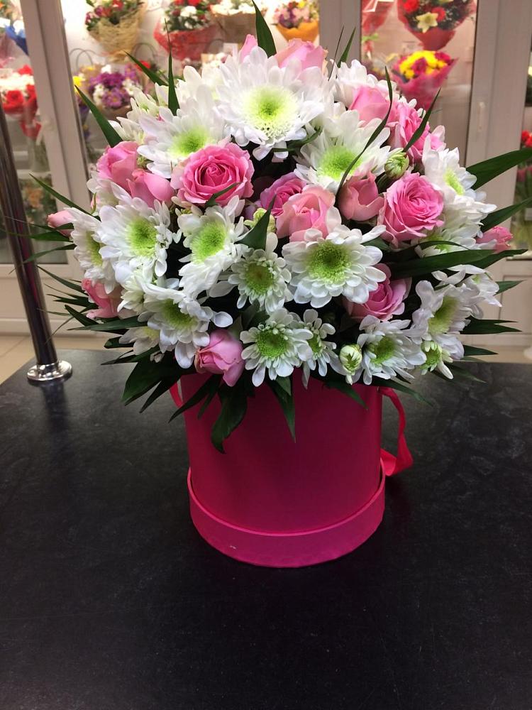 Цветочная композиция из Розы и Хризантемы в шляпной коробке в Володарске