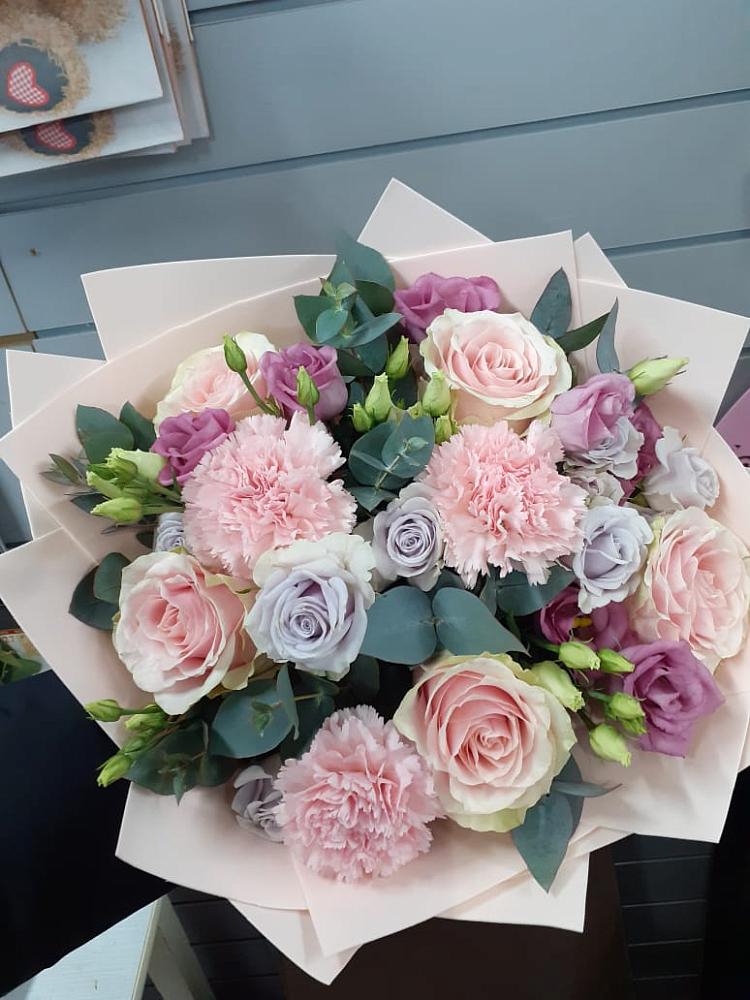 Букет цветов из: Розы, Гвоздики и Лизиантусы в Володарске