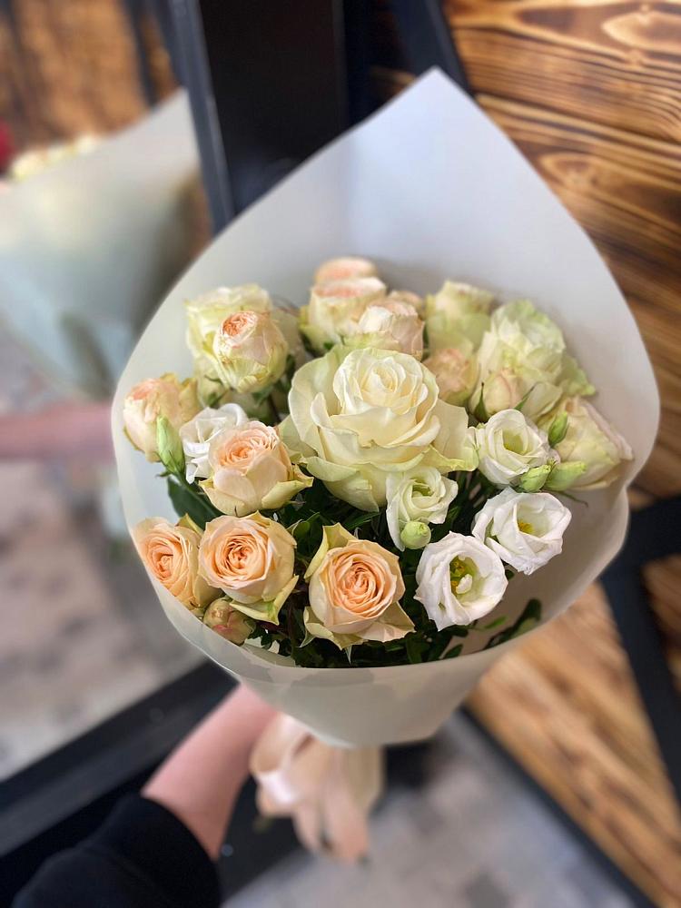 Букет цветов из: Розы и Лизиантусы в Володарске